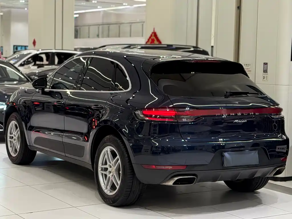 PORSCHE MACAN