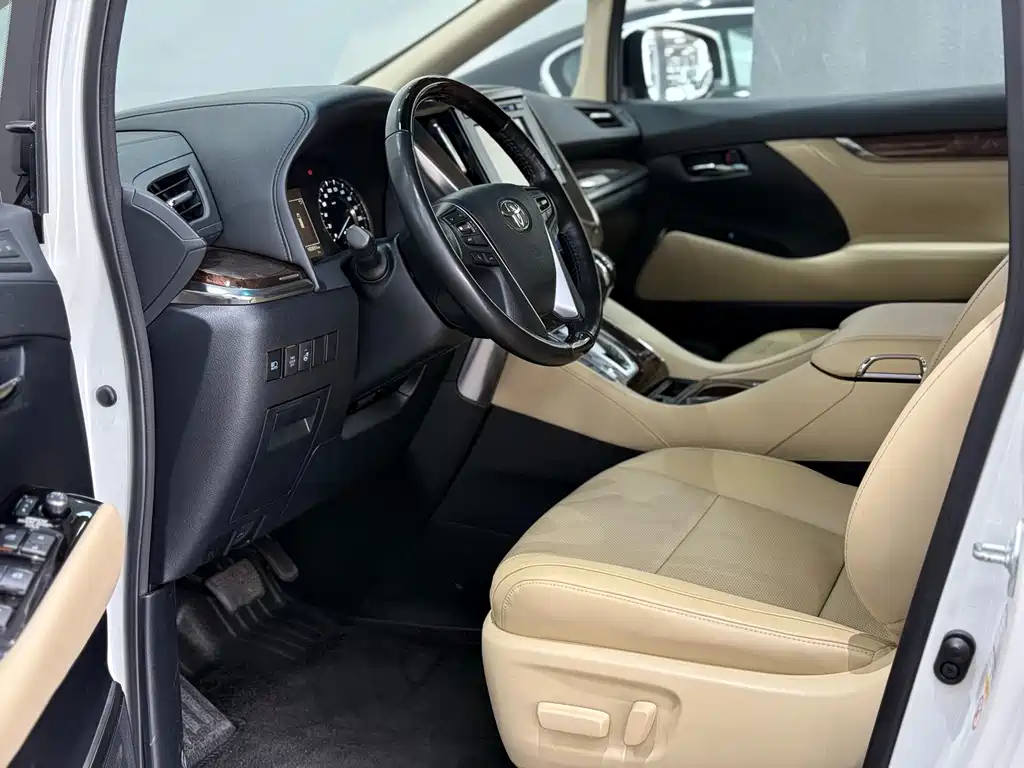 Toyota Alphard — миниатюра 4