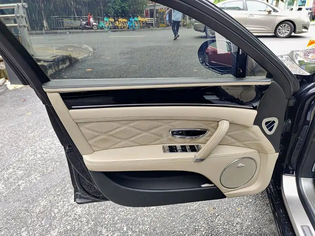 Bentley Flying Spur — миниатюра 6