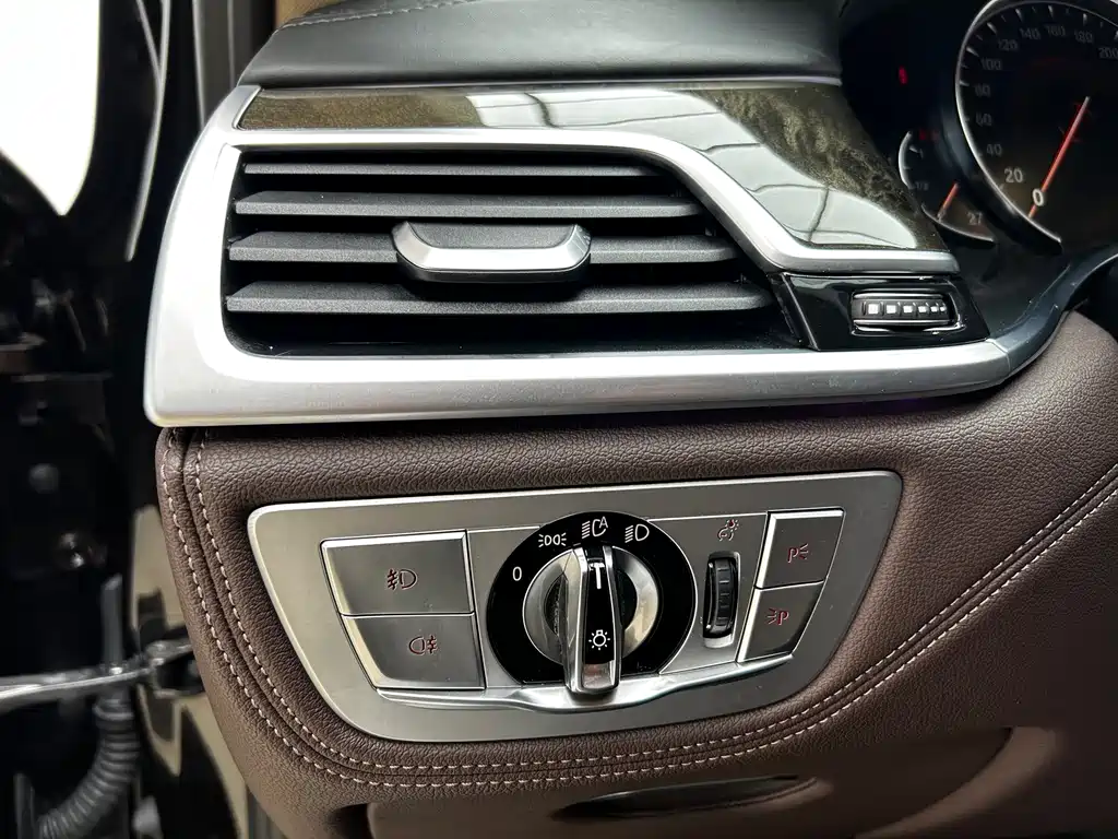BMW 7 Series — миниатюра 9