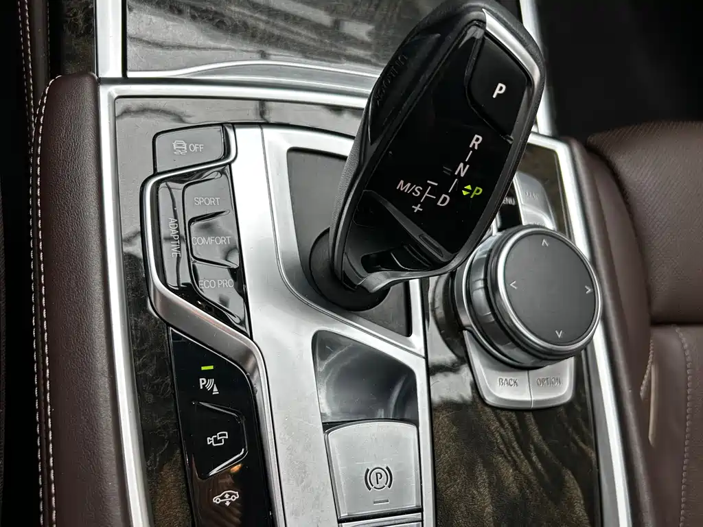 BMW 7 Series — миниатюра 11