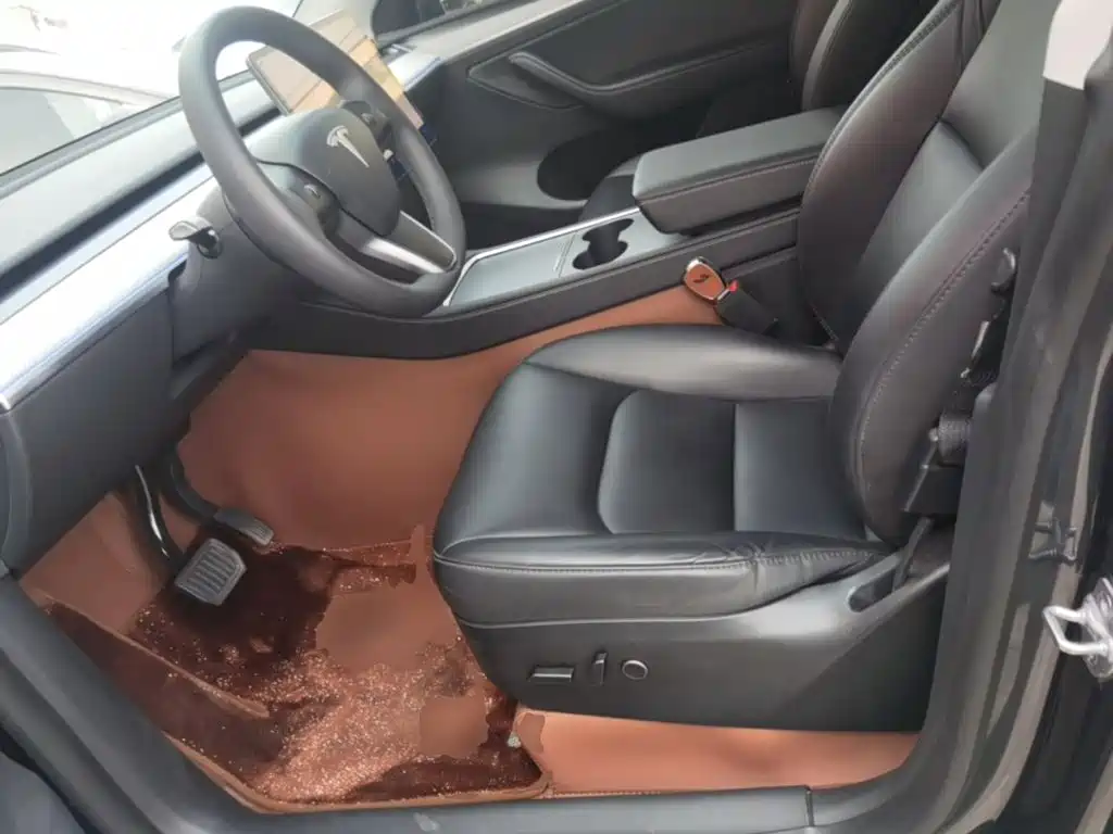 Tesla Model Y — миниатюра 15