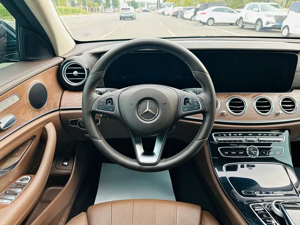 Mercedes-Benz E-Class — миниатюра 9
