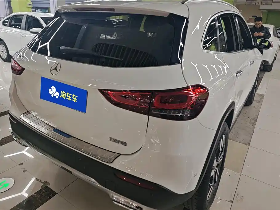 MERCEDES-BENZ GLA
