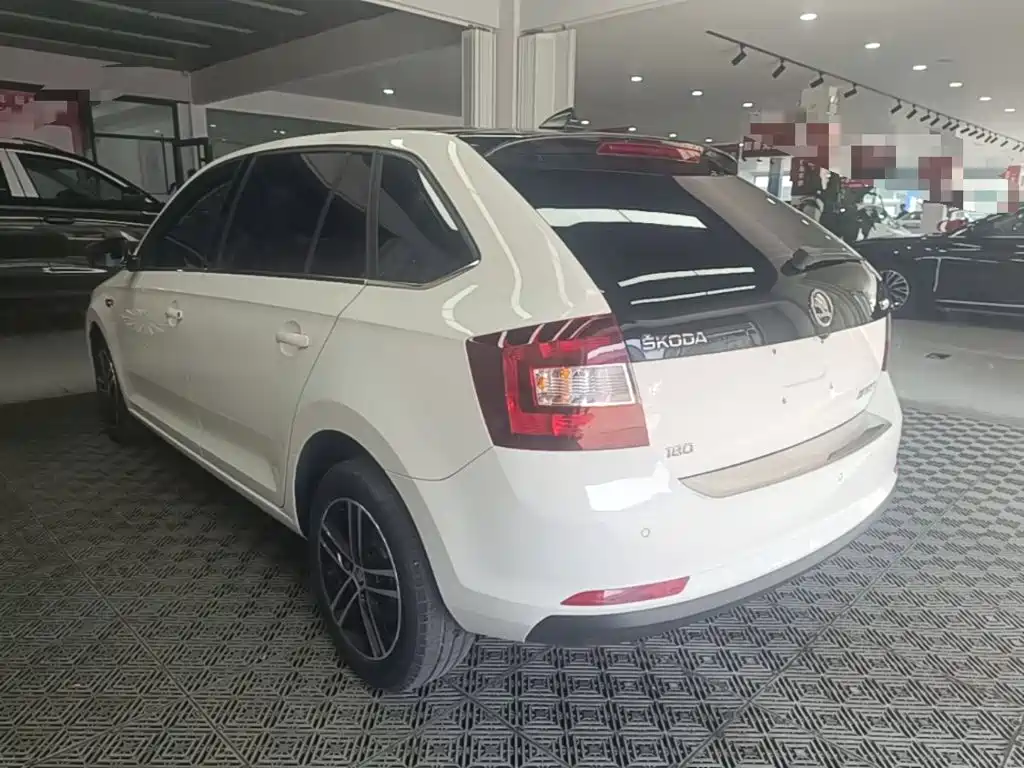 Skoda Rapid Spaceback — миниатюра 5