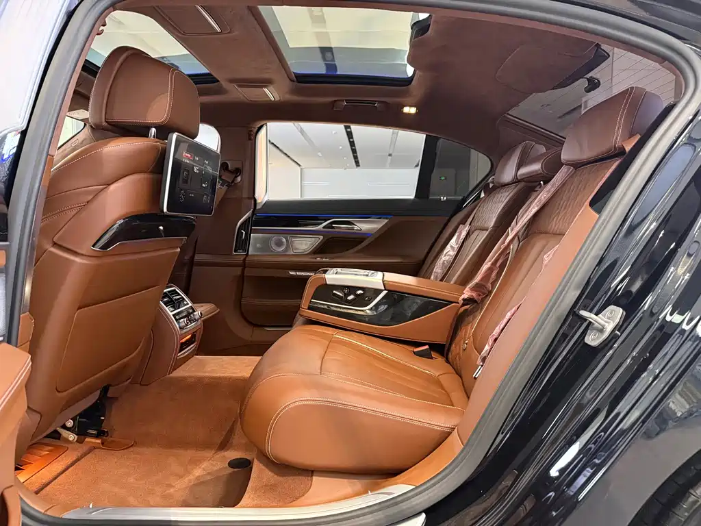 BMW 7 Series — миниатюра 12