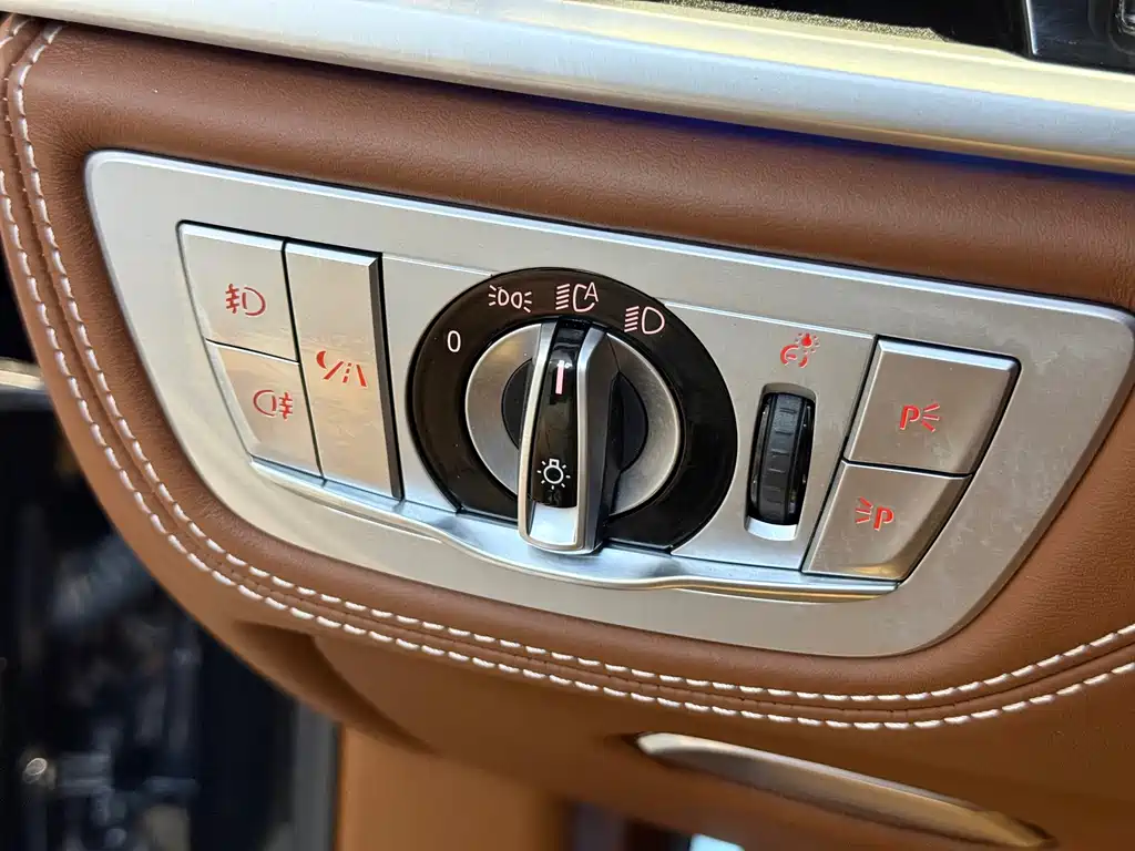 BMW 7 Series — миниатюра 14