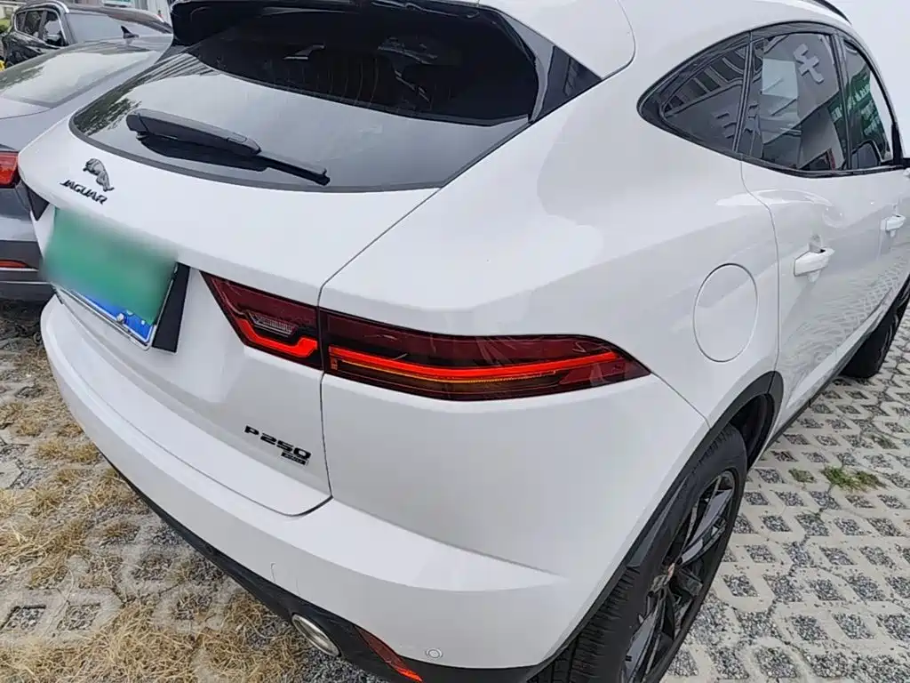 Jaguar E-PACE — миниатюра 8