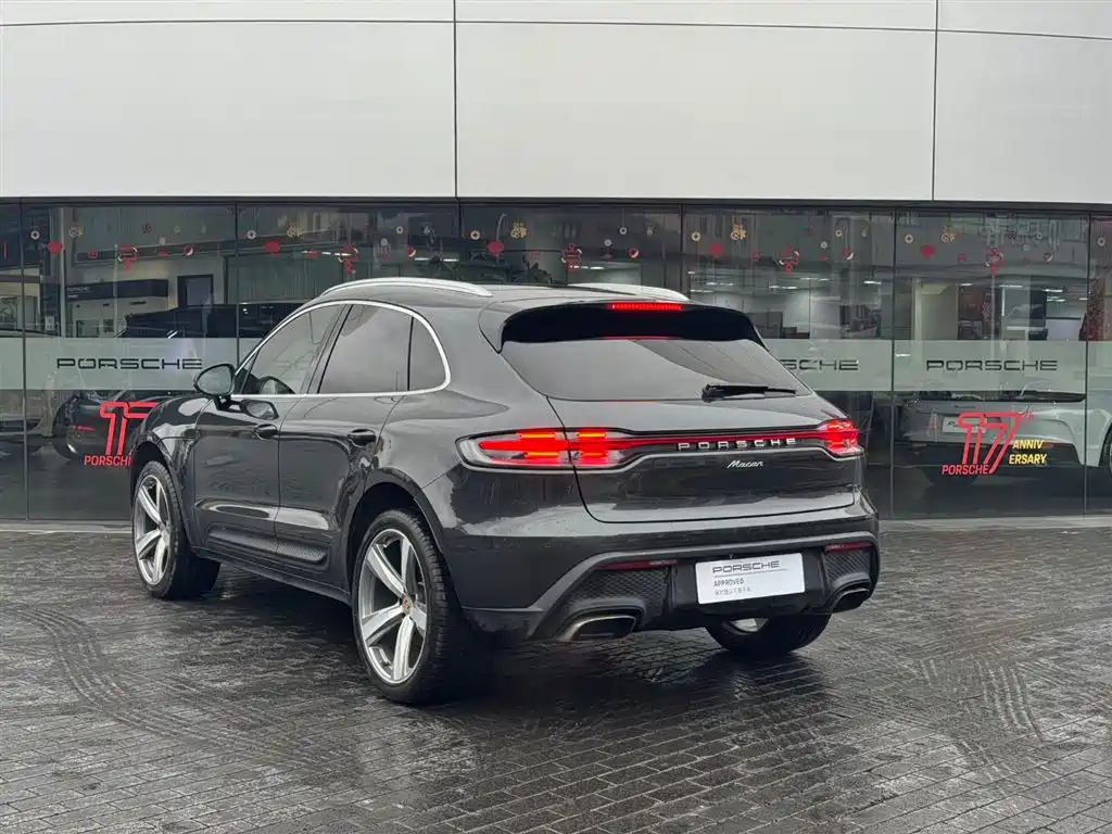 PORSCHE MACAN
