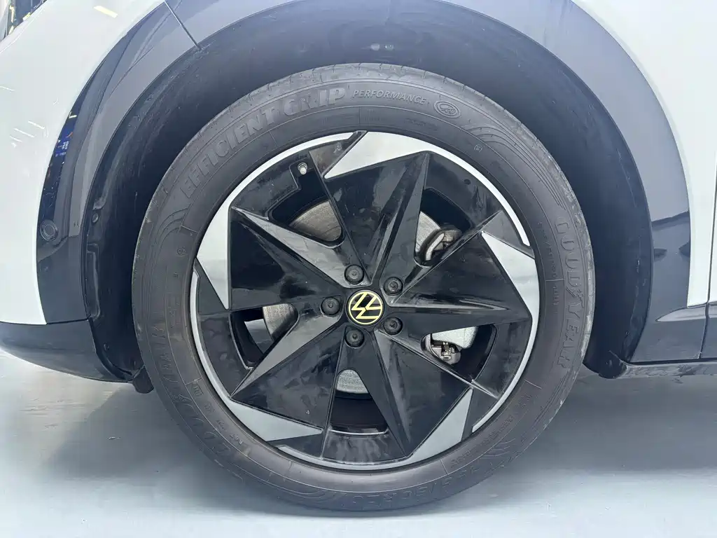 VOLKSWAGEN WITH THE CROWD 06