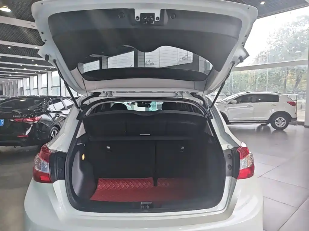 Nissan Tiida — миниатюра 19