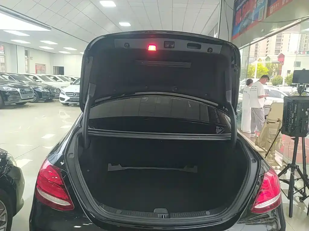 Mercedes-Benz E-Class — миниатюра 19