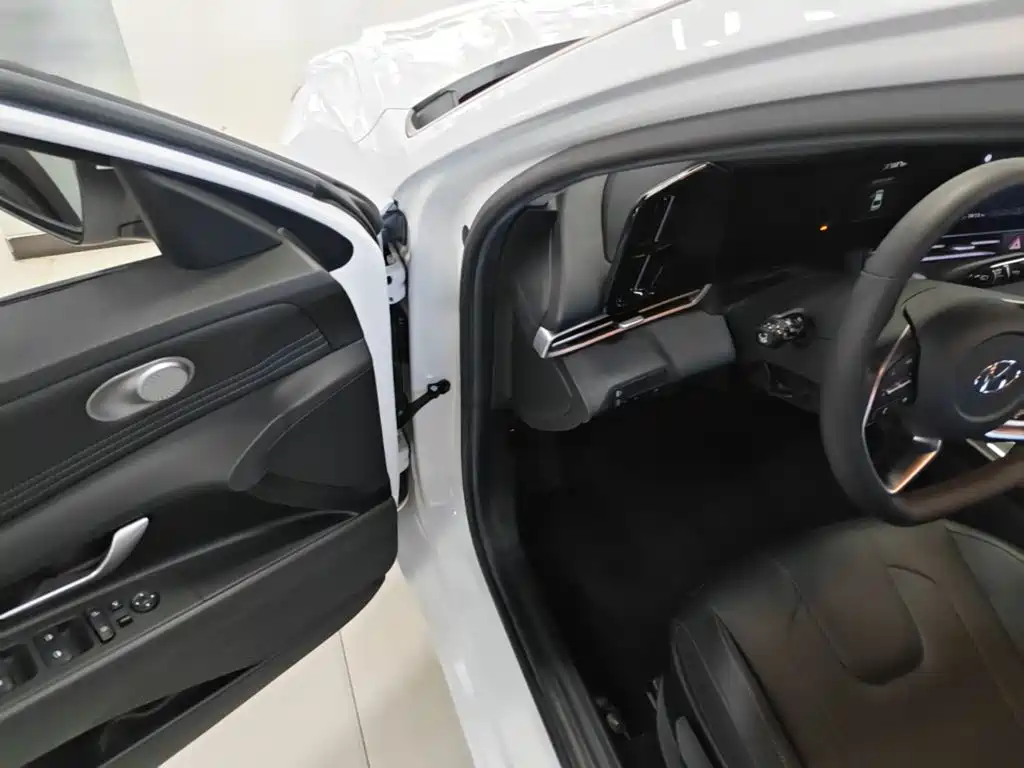 Hyundai Elantra — миниатюра 16