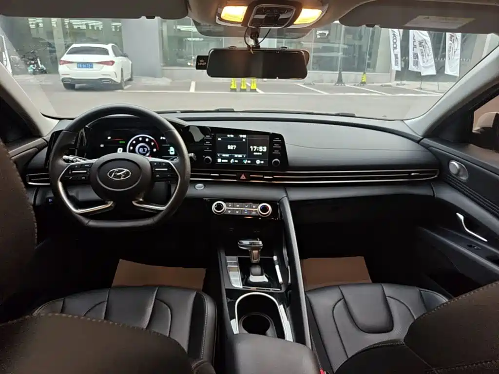 Hyundai Elantra — миниатюра 10