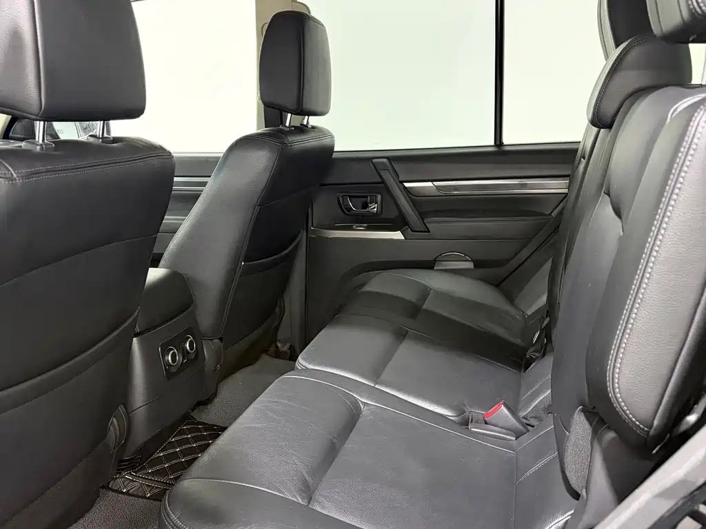 Mitsubishi Pajero (Import) — миниатюра 12