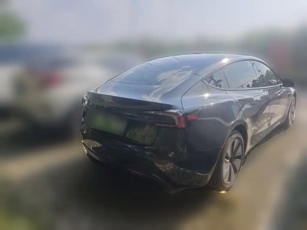 Tesla Model 3 — миниатюра 5
