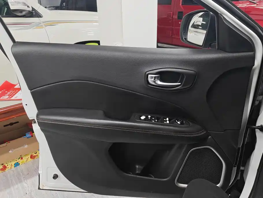 Jeep Compass — миниатюра 7