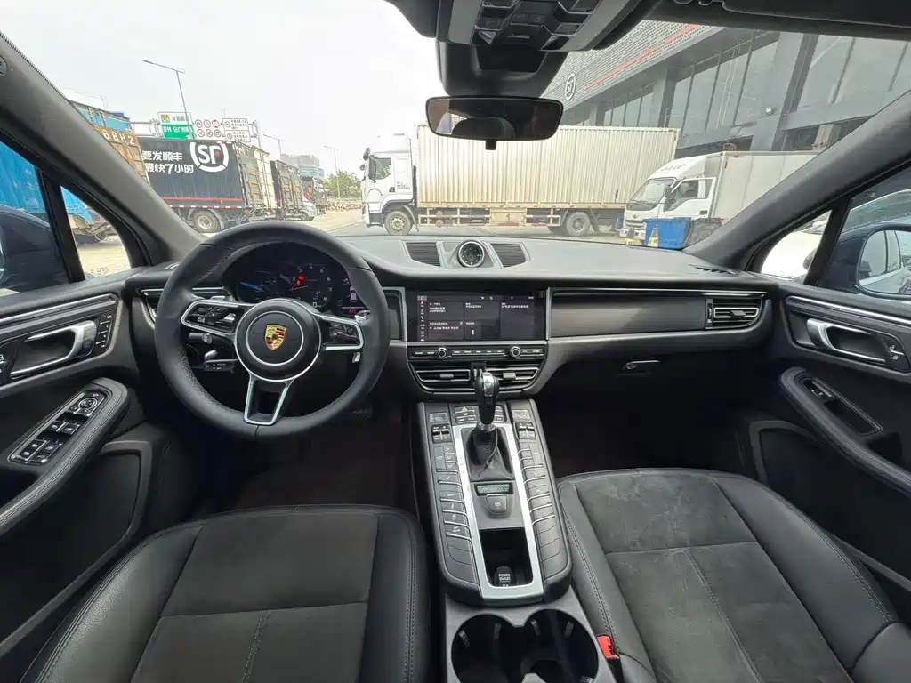PORSCHE MACAN