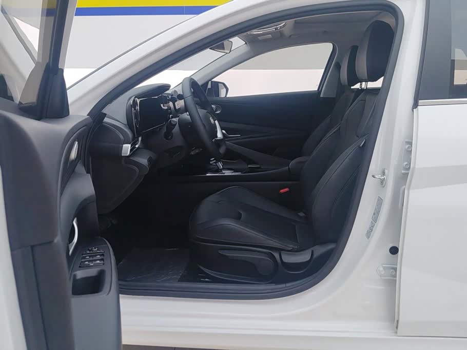 Hyundai Elantra 1.5 л 2024 г. Белый, пробег 15600 км