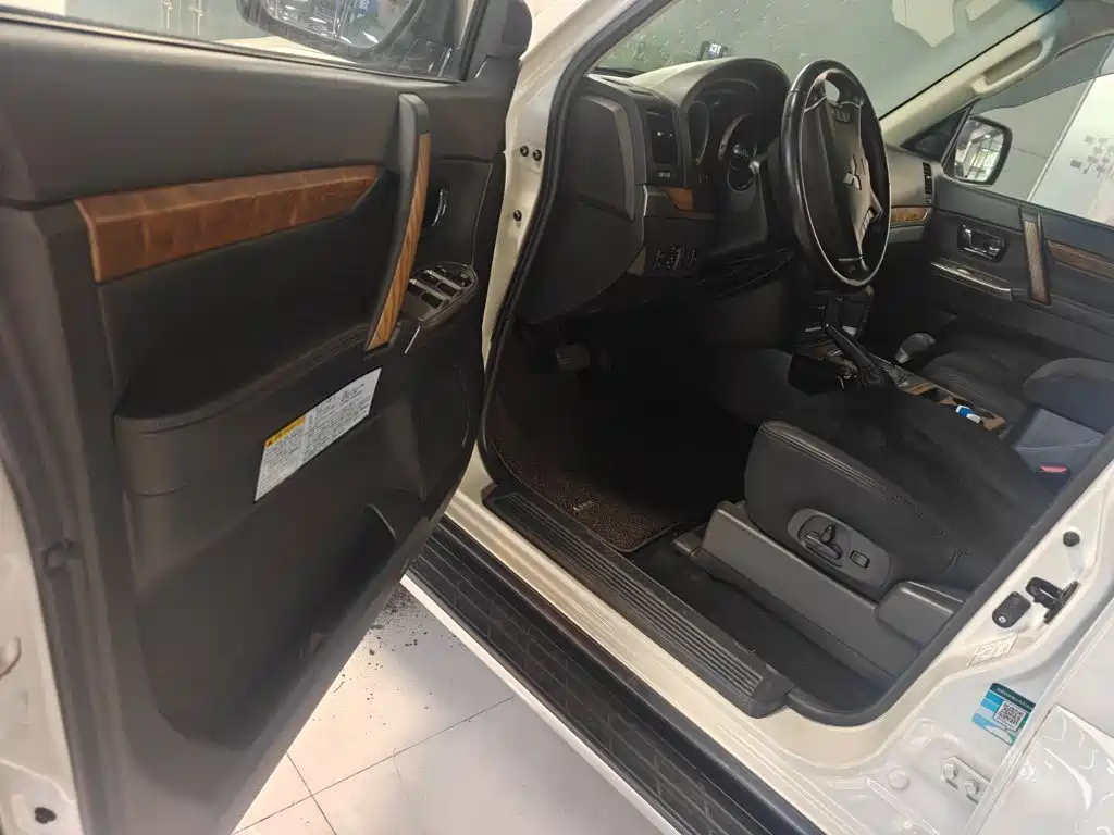 Mitsubishi Pajero (Import) — миниатюра 5