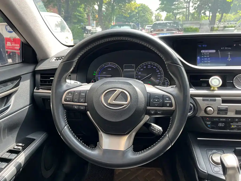 Lexus ES — миниатюра 11