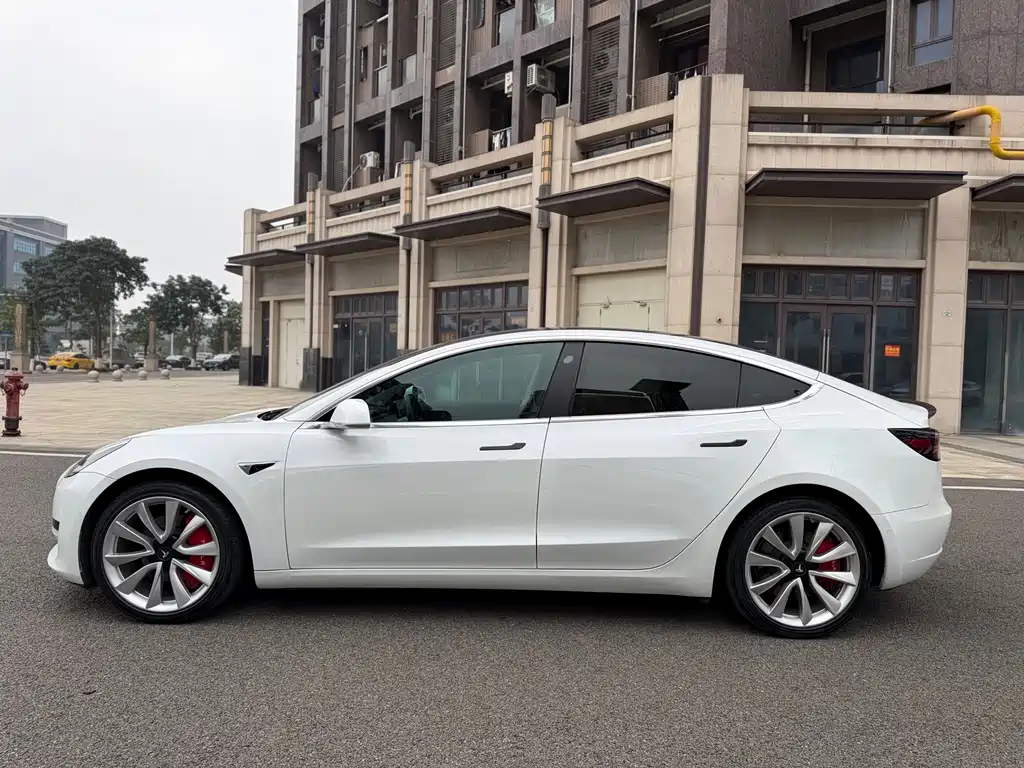TESLA MODEL 3