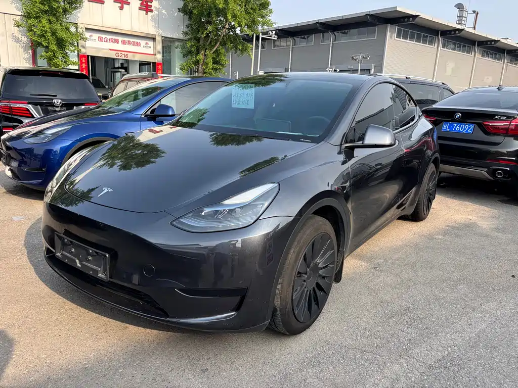 Tesla Model Y 2024
