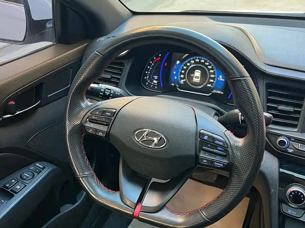 Hyundai Elantra — миниатюра 11