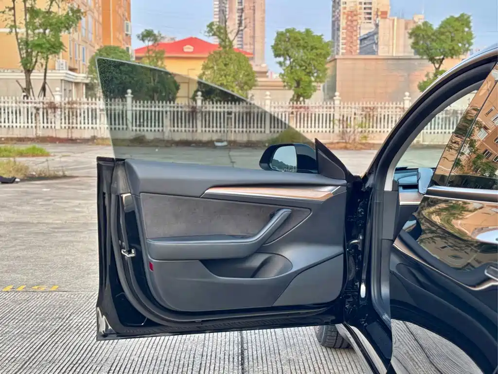 Tesla Model 3 — миниатюра 8