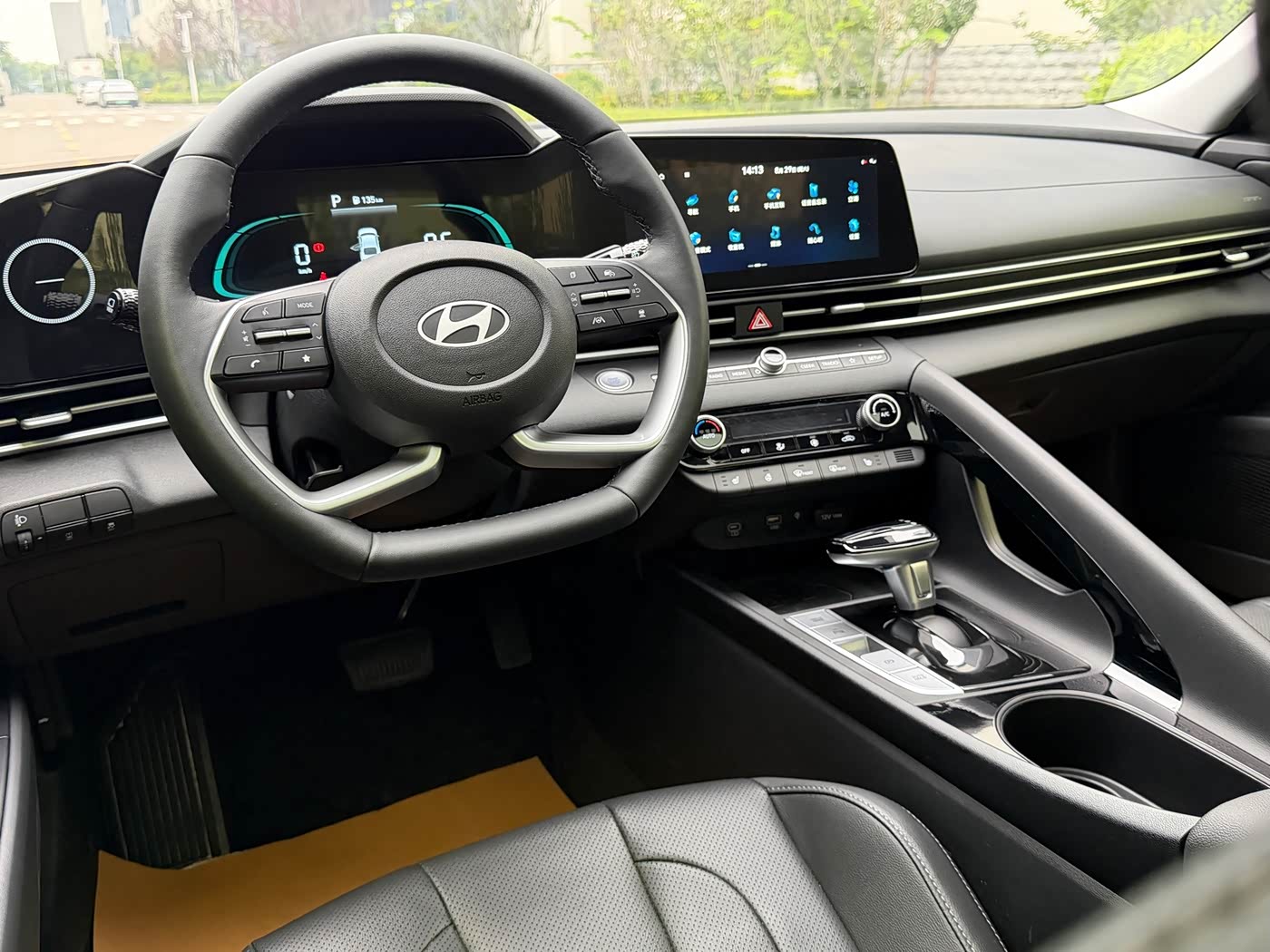 Hyundai Elantra 1.5 л 2023 г. Белый, пробег 15000 км