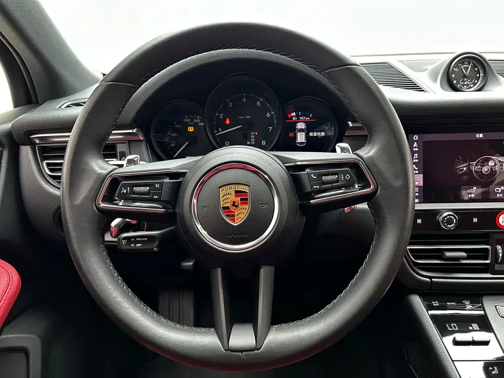 PORSCHE MACAN