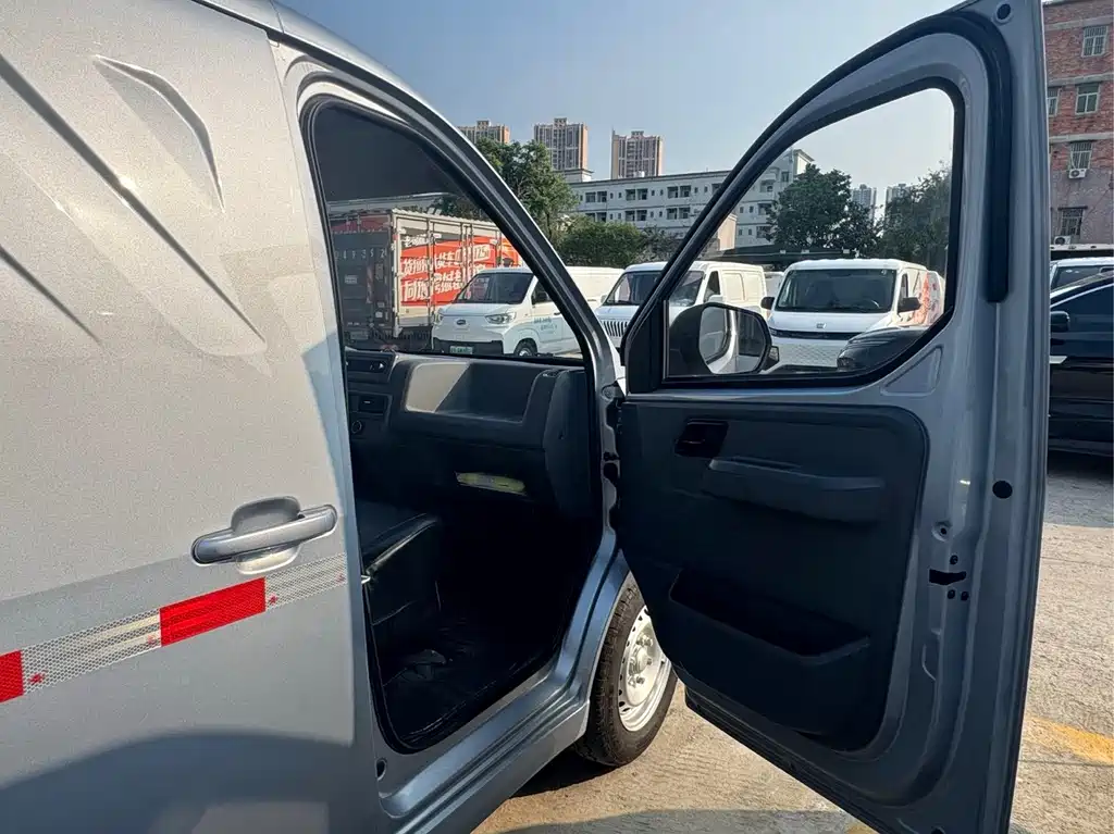 Wuling Yangguang — миниатюра 7