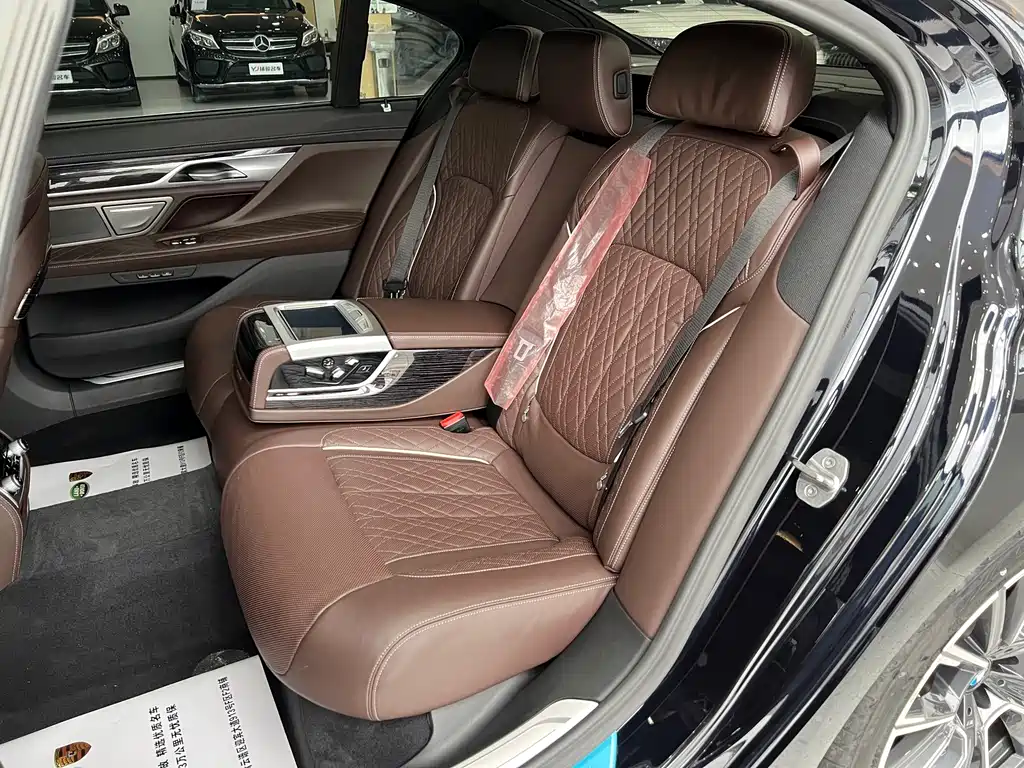 BMW 7 Series — миниатюра 10