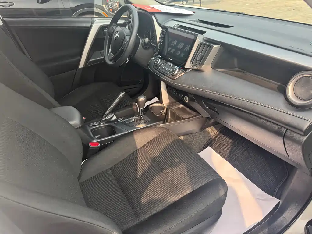 Toyota RAV4 — миниатюра 9
