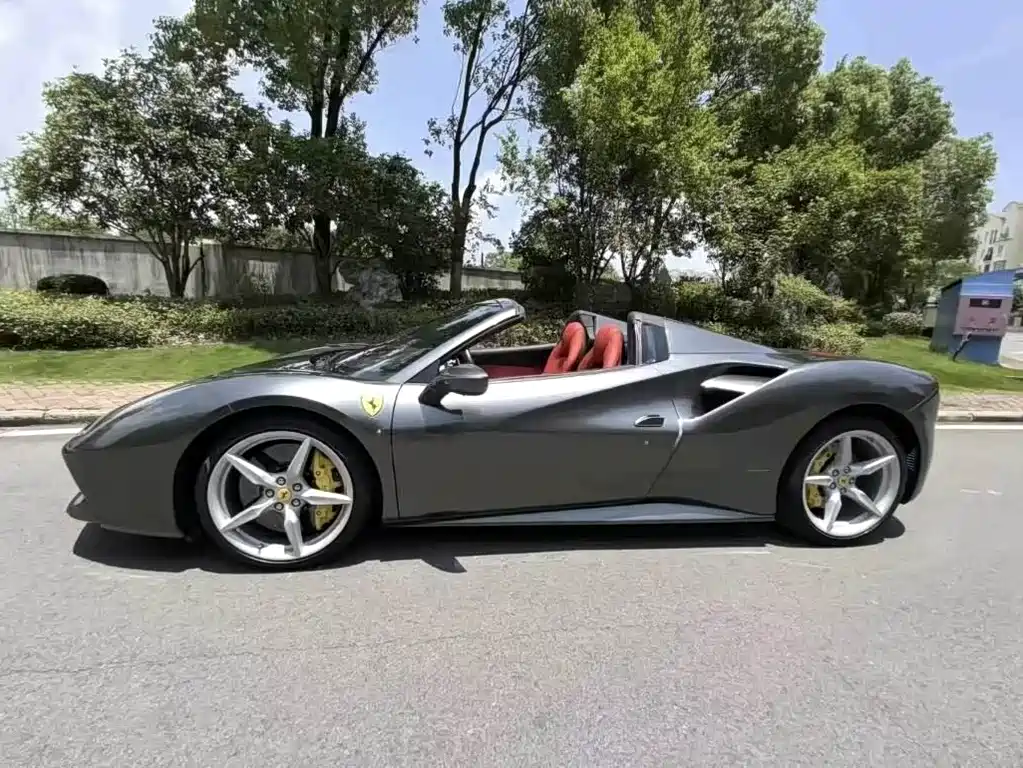 FERRARI 488