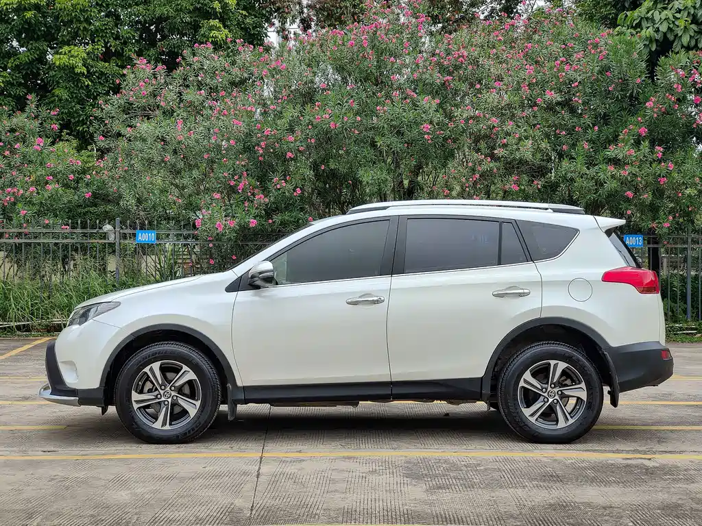 Toyota RAV4 — миниатюра 4