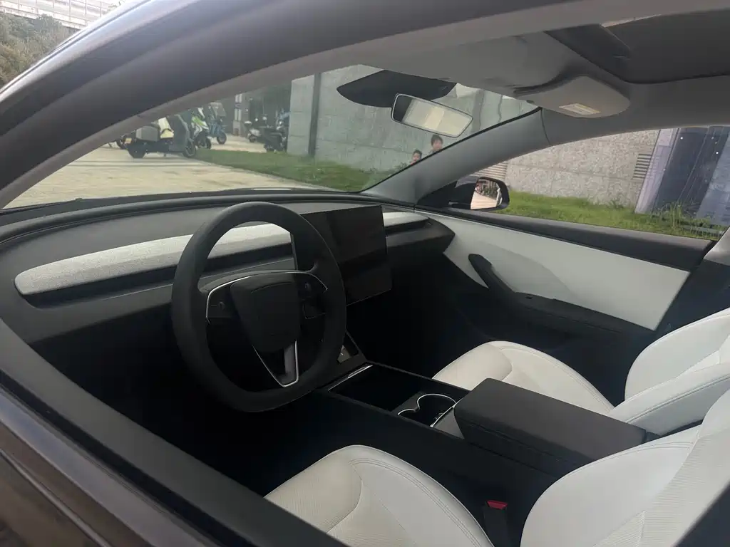 Tesla Model 3 — миниатюра 16