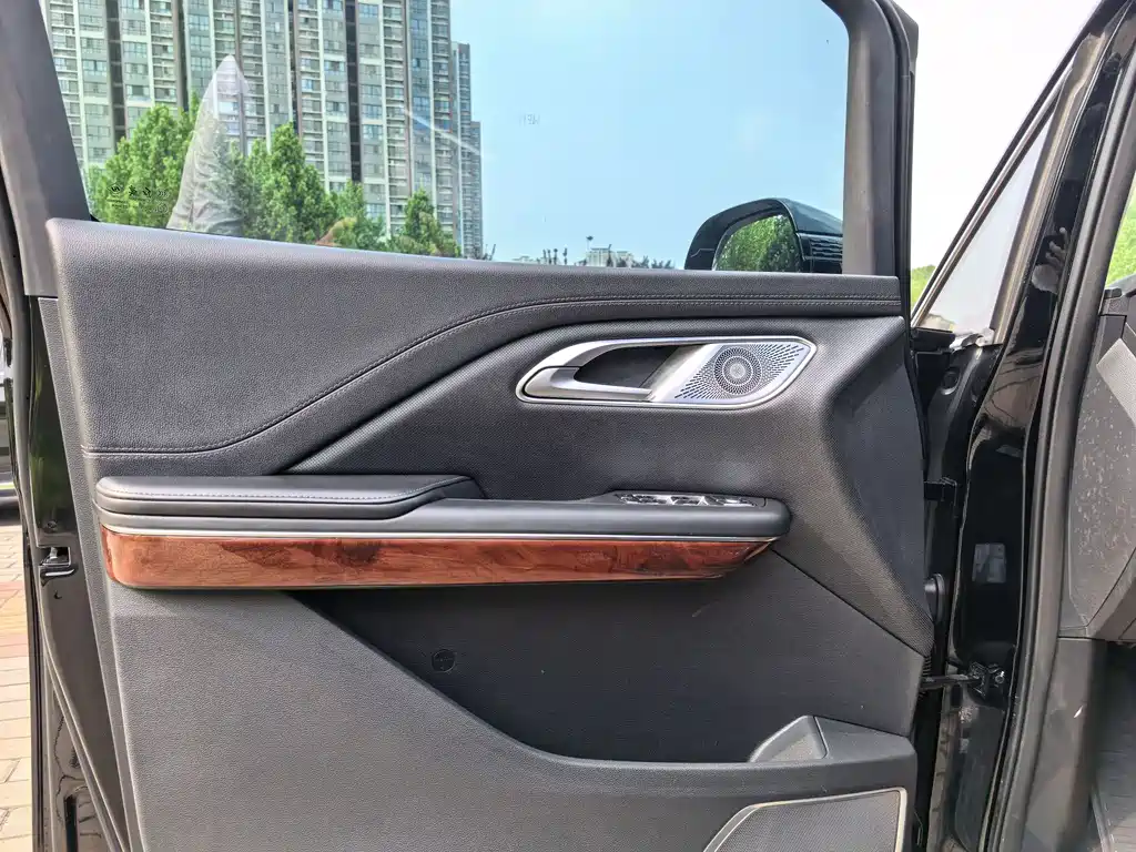 Hongqi HQ9 2023 2.0T