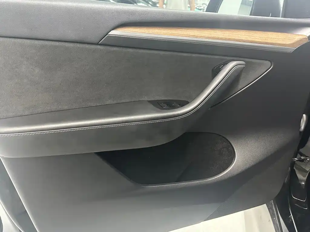 Tesla Model Y — миниатюра 7