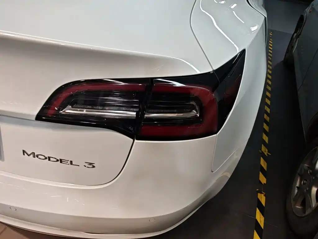 Tesla Model 3 — миниатюра 8