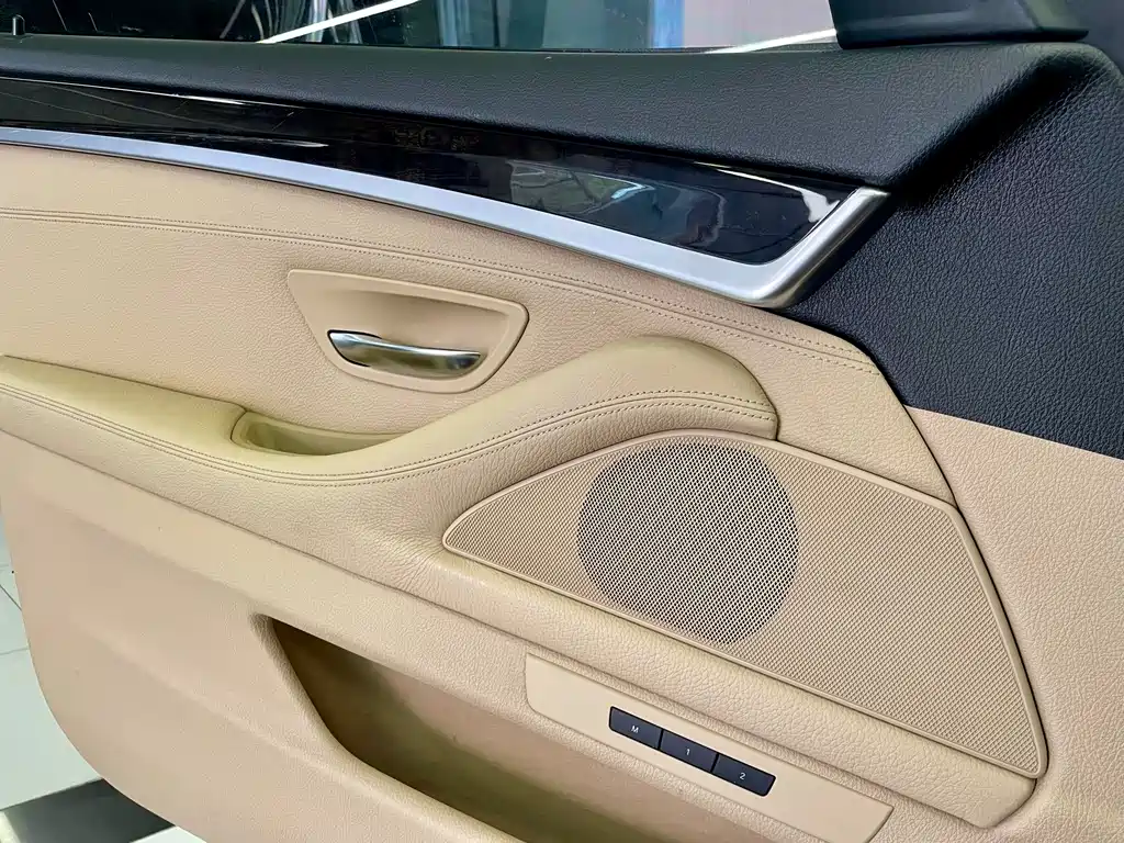 BMW 5 Series — миниатюра 13