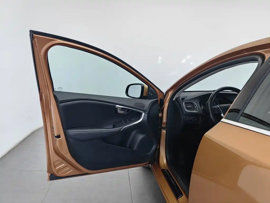 Volvo V40 — миниатюра 8