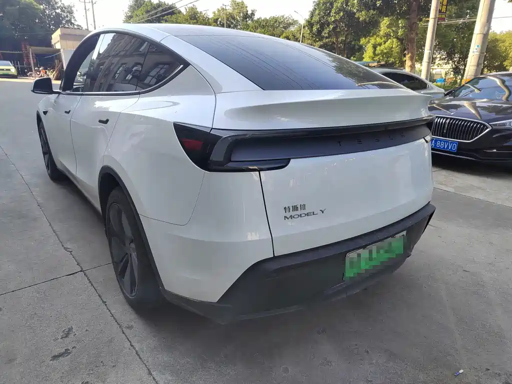 Tesla Model Y — миниатюра 14