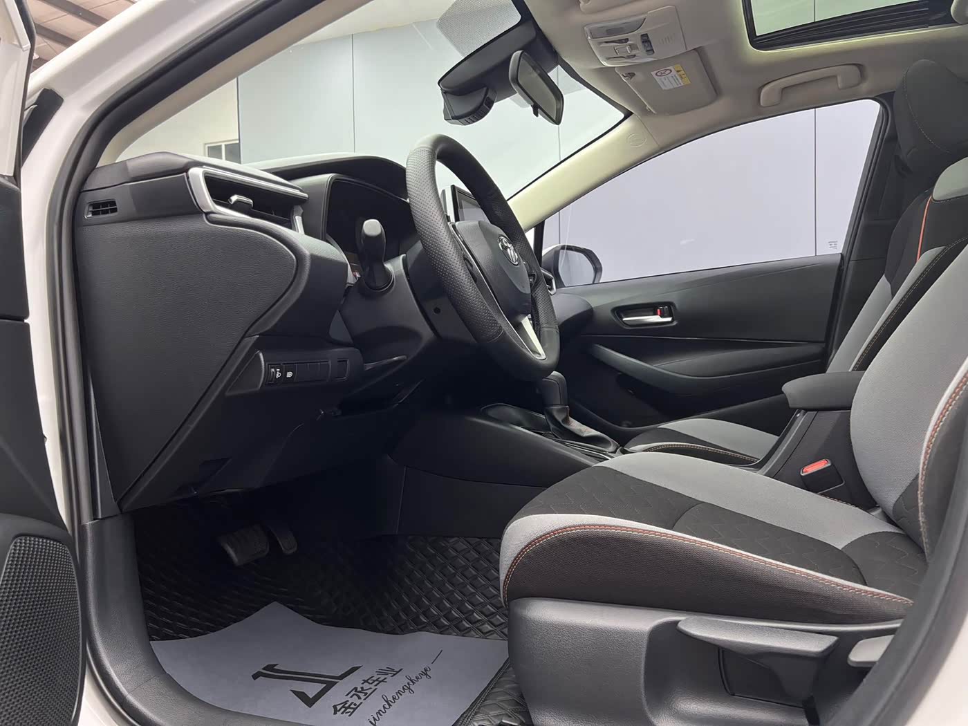 Toyota Corolla 1.2 л 2023 г. Белый, пробег 38000 км
