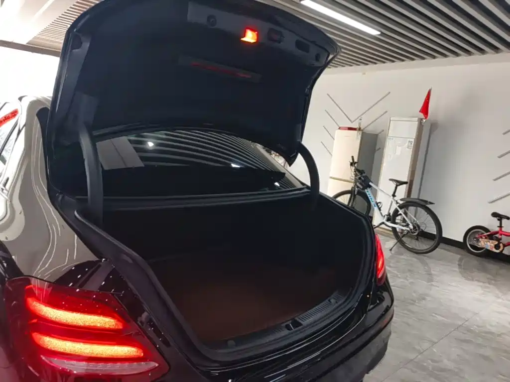 Mercedes-Benz E-Class — миниатюра 19