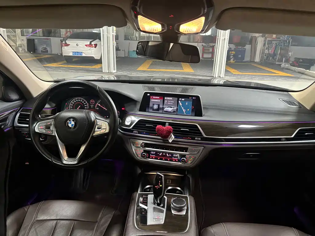 BMW 7 Series — миниатюра 5