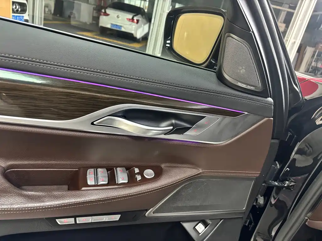 BMW 7 Series — миниатюра 10