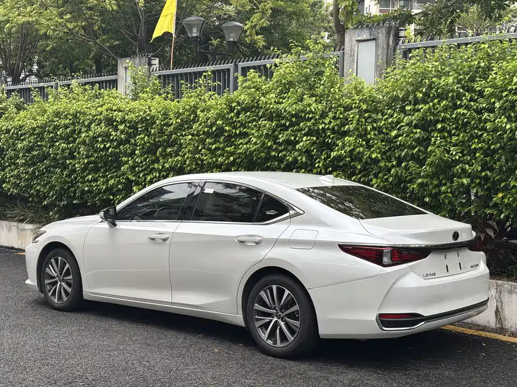 Lexus ES — миниатюра 7