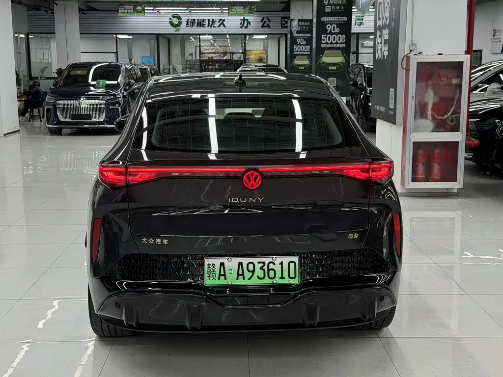 VOLKSWAGEN WITH THE CROWD 06