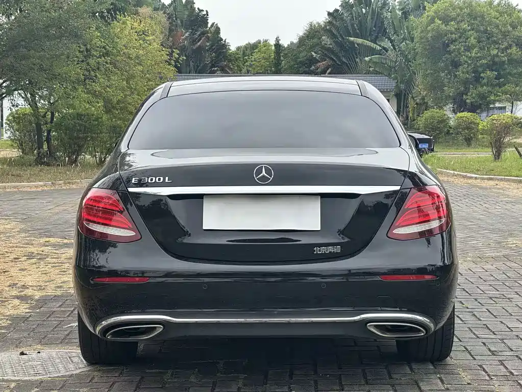 Mercedes-Benz E-Class — миниатюра 8